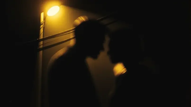 深夜官宣：顶流艺人恋情曝光，暗网吃瓜独家还原时间线 - 拼图推荐